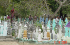 Pray at Graveyard during Hari Raya